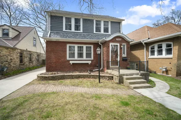 4237 N Morris Blvd, Shorewood, WI 53211