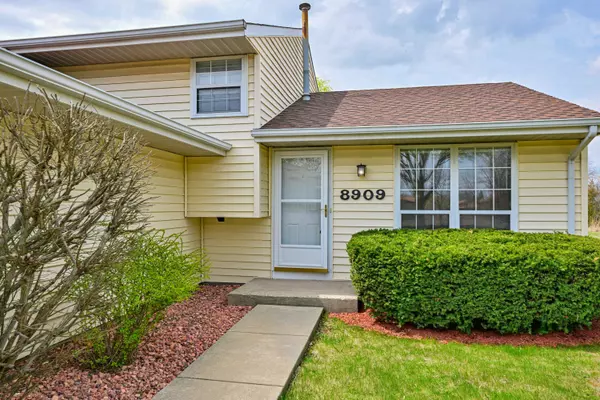 8909 N 70th St,  Milwaukee,  WI 53223