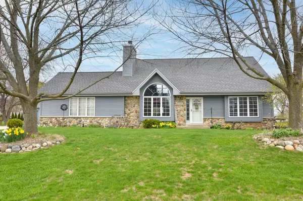 3350 E Gracie Ln, Oak Creek, WI 53154