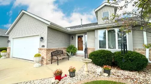 1643 Nature Trl, Hartford, WI 53027