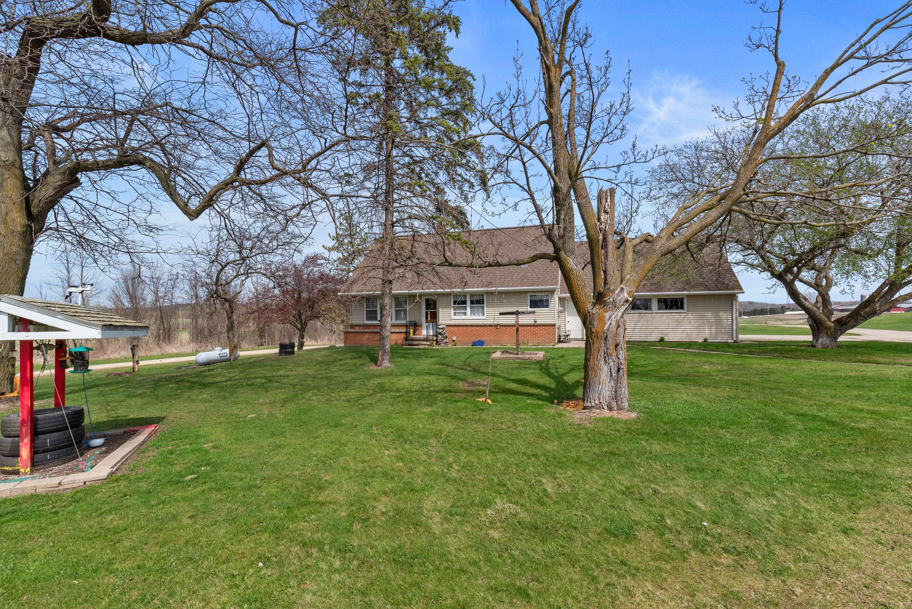 9332 Skyline Dr, Wayne, WI 53002