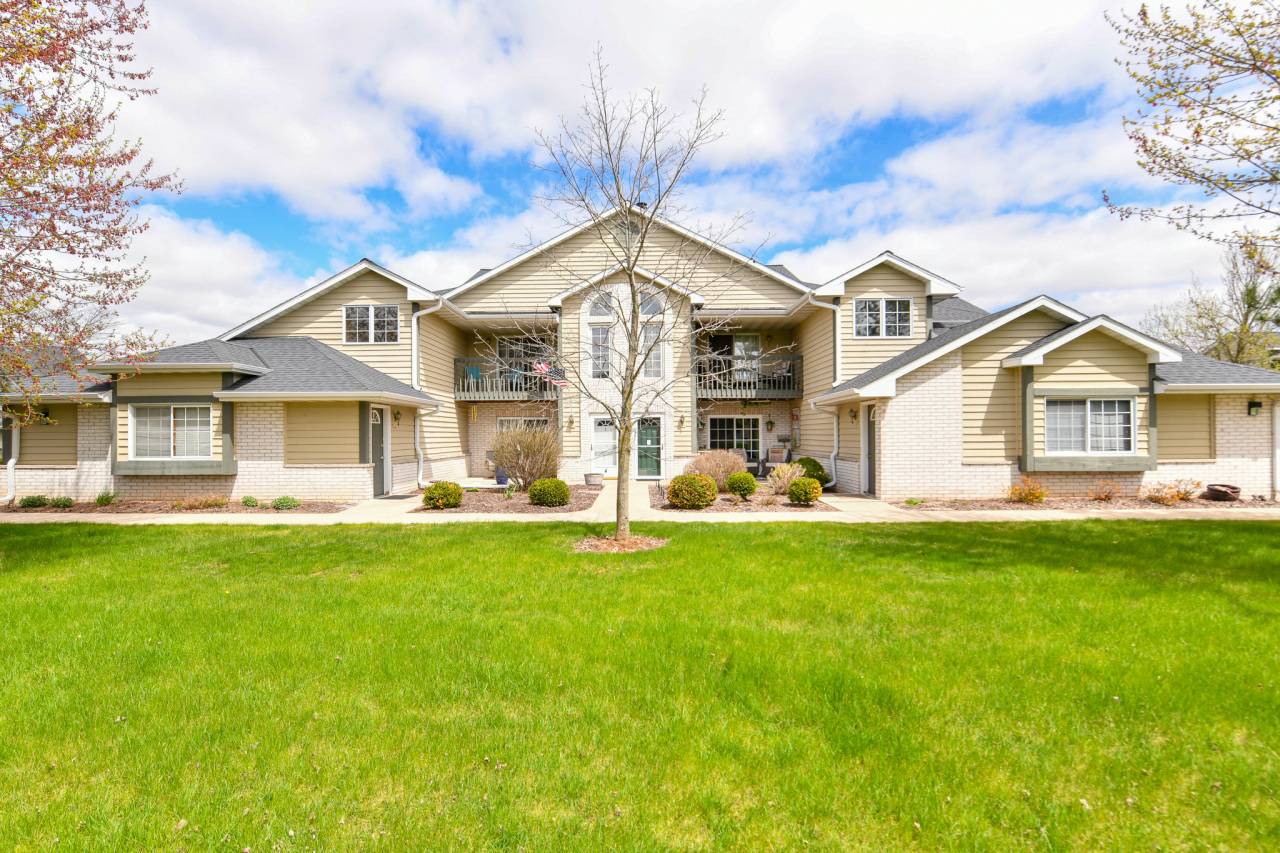 W240N2510 E Parkway Meadow Cir Unit 8, Pewaukee, WI 53072