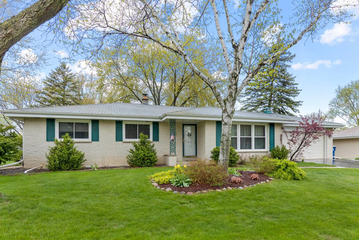 510 E Laverne Dr, Oak Creek, WI 53154