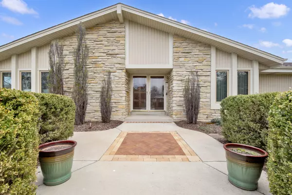 5344 S 48th St, Greenfield, WI 53220