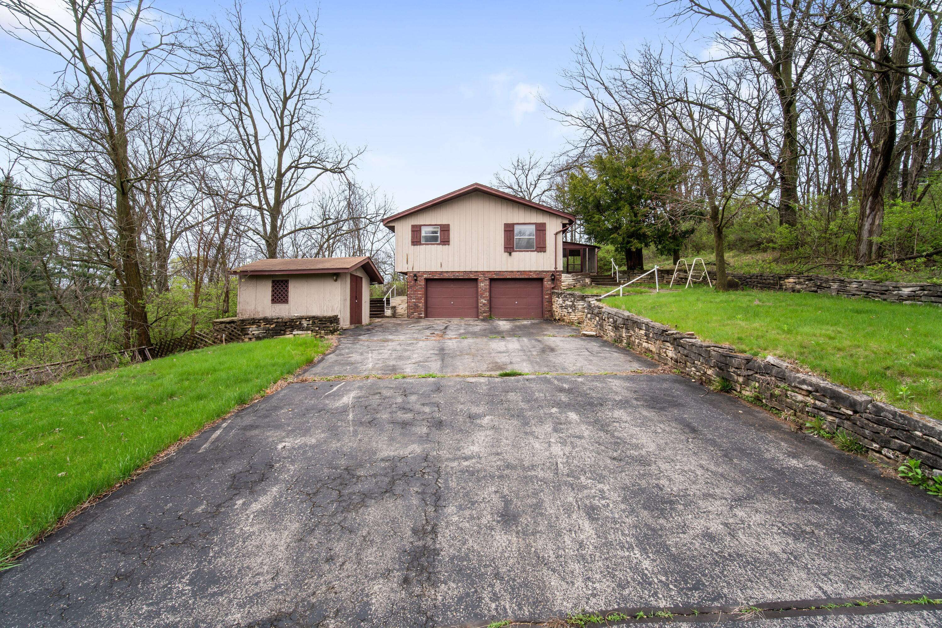 21740 W Lochinvar Ln, New Berlin, WI 53146