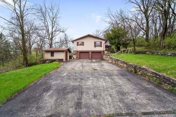 21740 W Lochinvar Ln, New Berlin, WI 53146