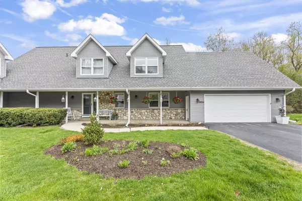 1610 Journeys Dr Unit 1, Delafield, WI 53029