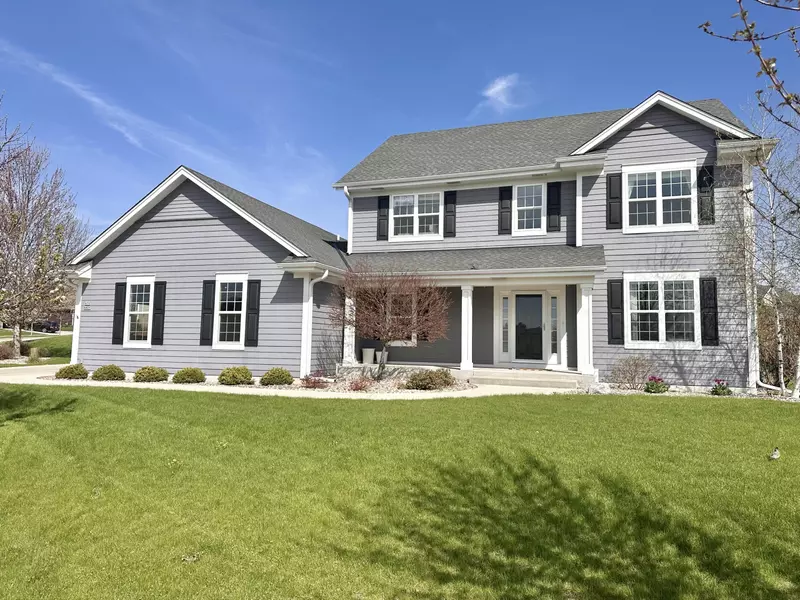 W78N408 Ridgeway Ln, Cedarburg, WI 53012