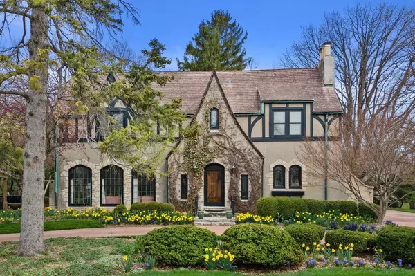 312 N Vincennes Cir, North Bay, WI 53402