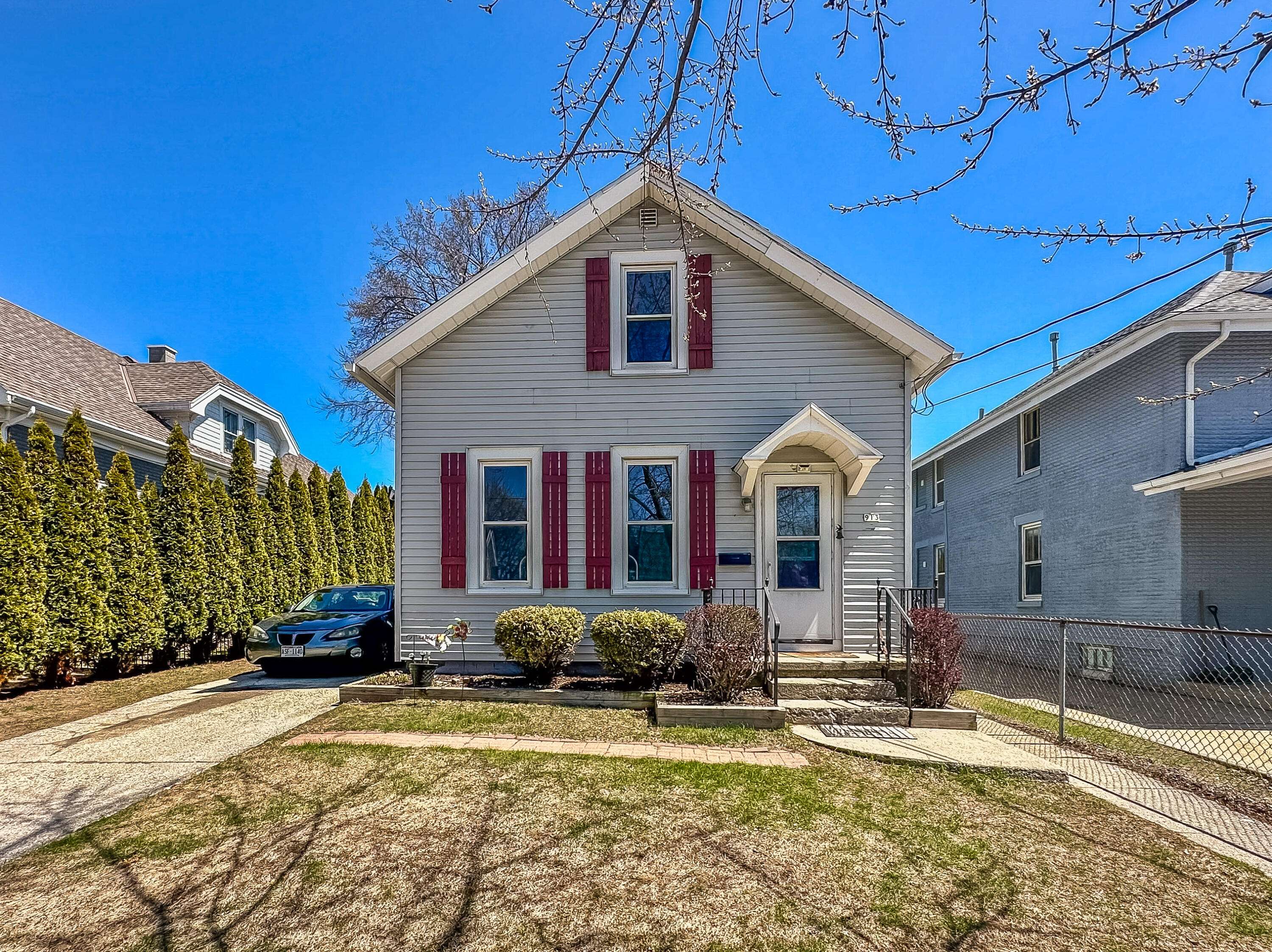 913 S 24th St, Manitowoc, WI 54220