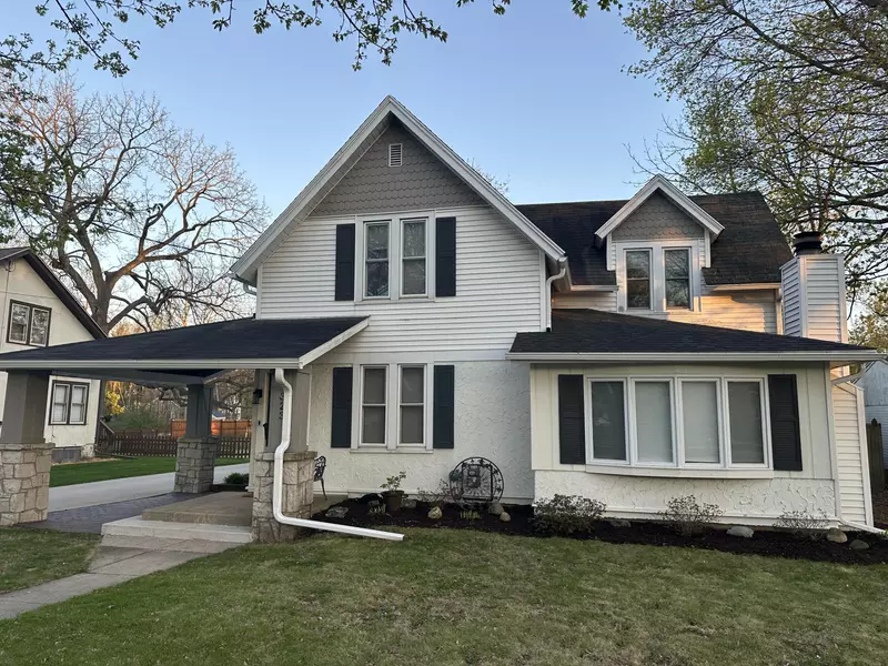 323 E Capitol Dr, Hartland, WI 53029