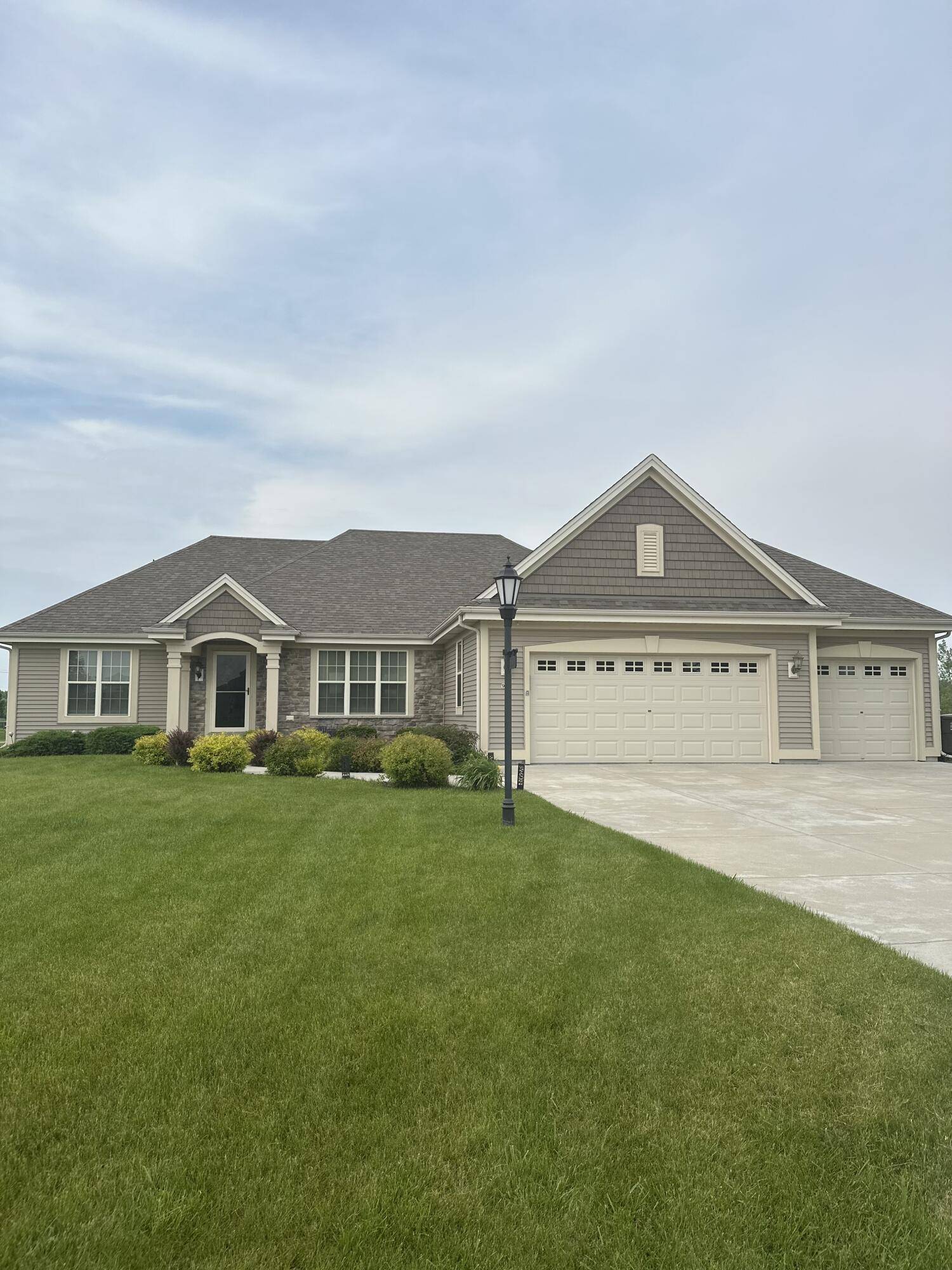 901 Hastings Dr, Eagle, WI 53119