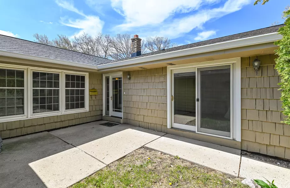 5232 Woodbridge Ln S, Greenfield, WI 53221