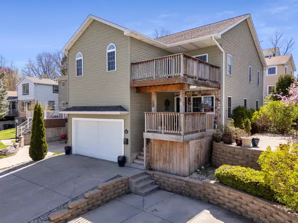 122 Maple Ave, Pewaukee, WI 53072