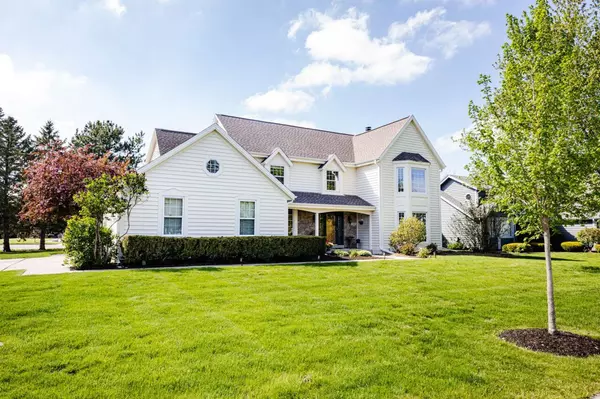 795 Greenway Ter,  Hartland,  WI 53029