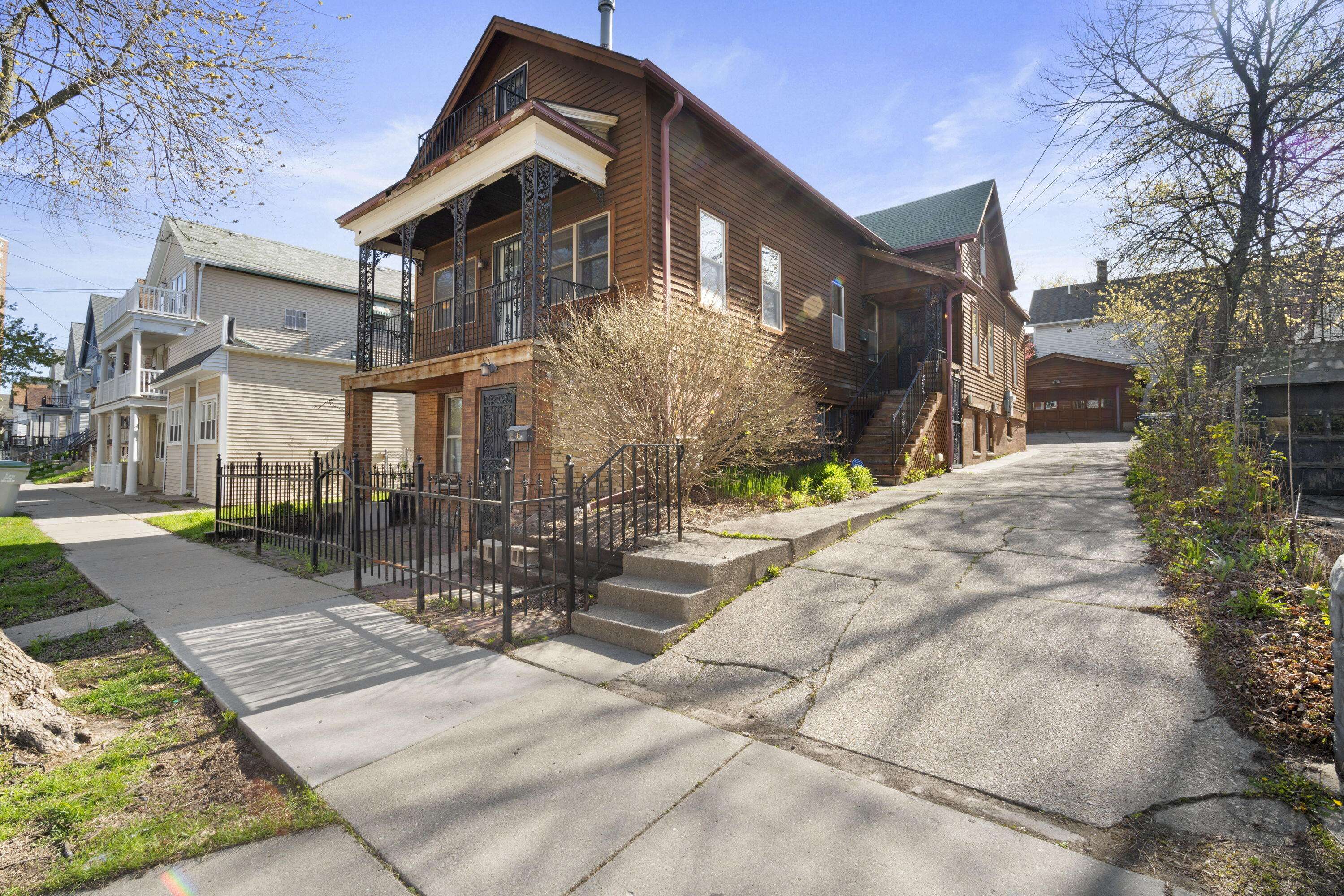 1806 N Arlington Pl, Milwaukee, WI 53202
