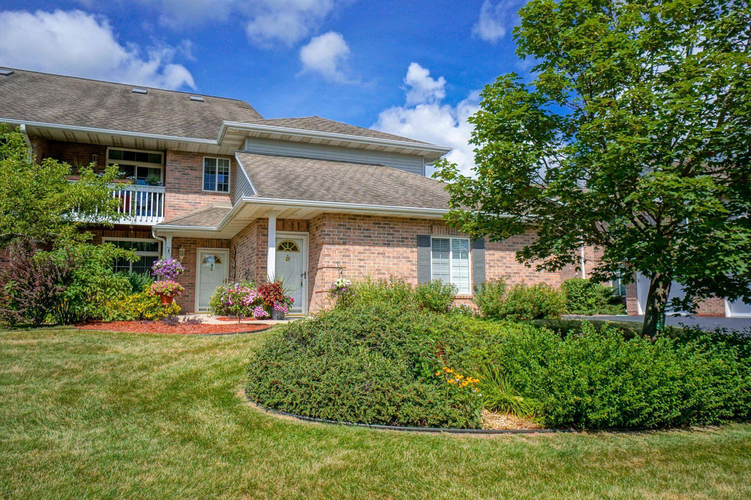 1339 Hillwood Blvd Unit D, Pewaukee, WI 53072