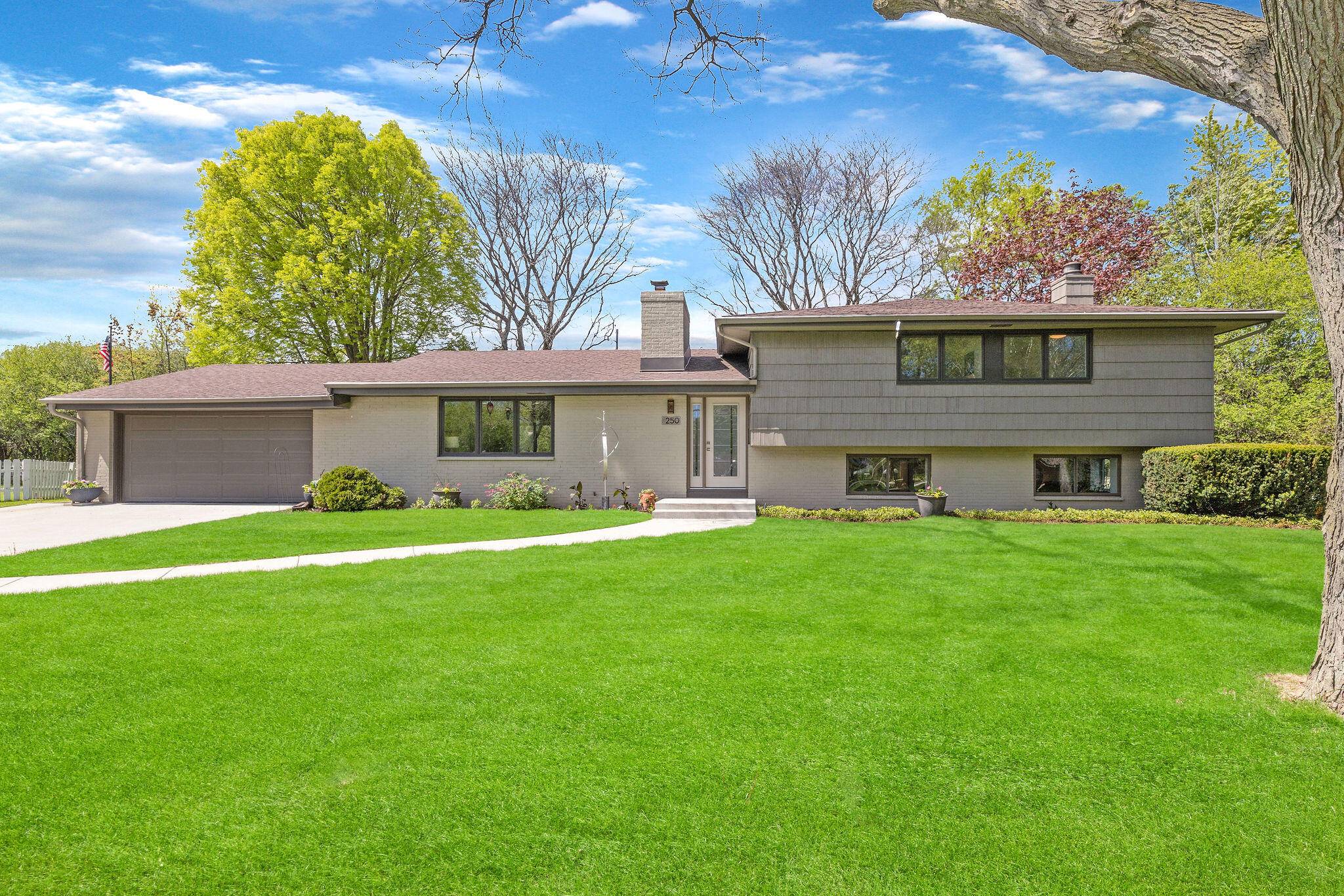 250 W Suburban Ct, Fox Point, WI 53217