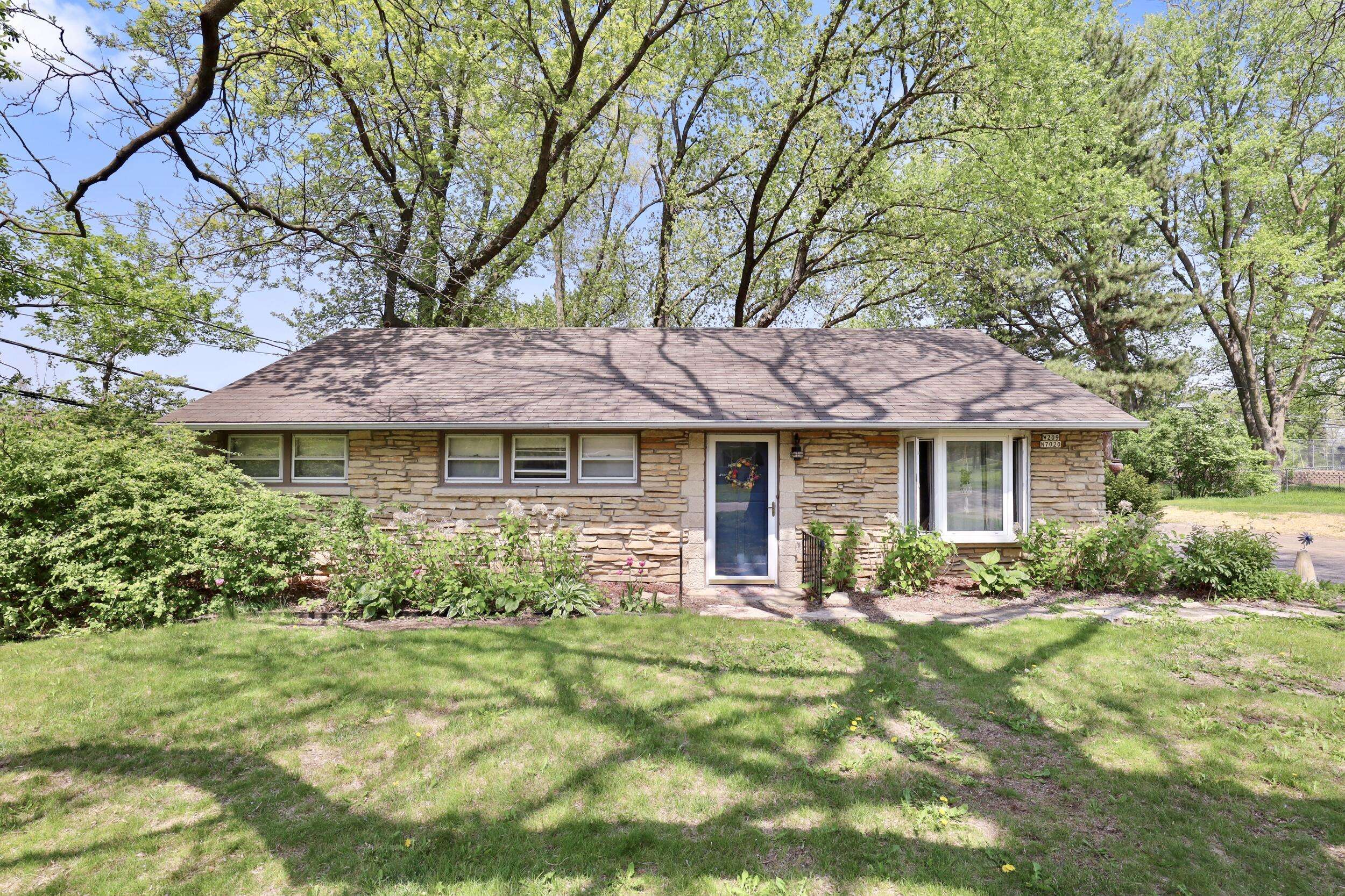 W209N7020 Fillmore Dr, Menomonee Falls, WI 53051