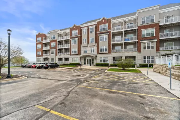3872 S Lake Dr Unit 310, Saint Francis, WI 53235