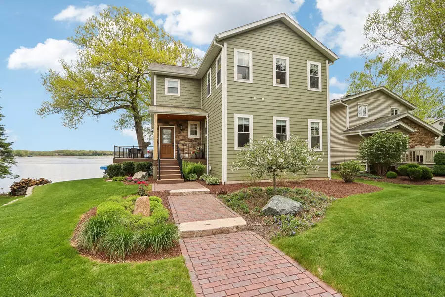6417 N Tichigan Rd, Waterford, WI 53185