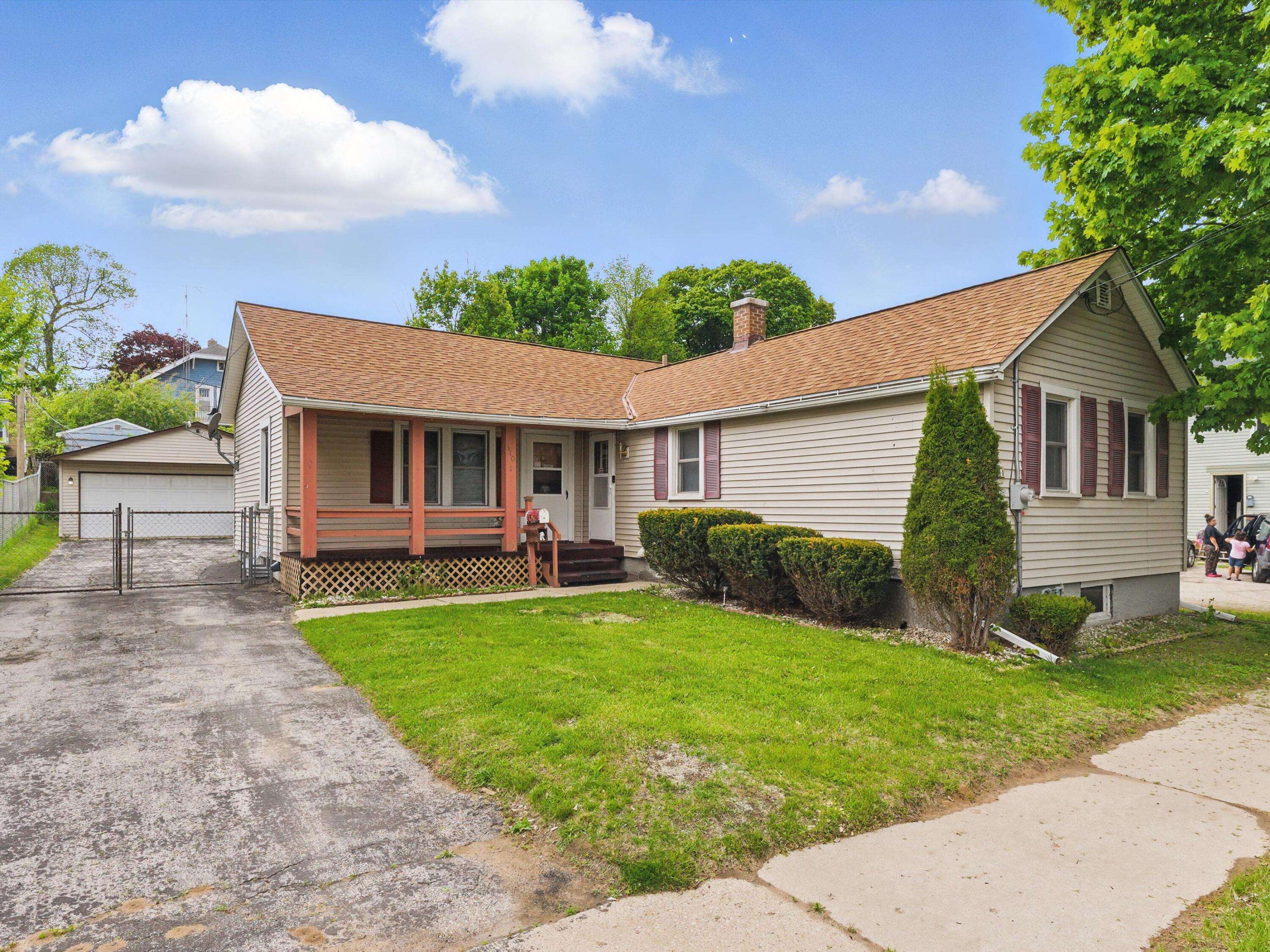 910 S 19th St, Manitowoc, WI 54220