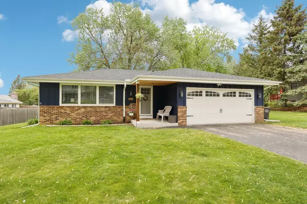 812 Dante Dr, Oconomowoc, WI 53066