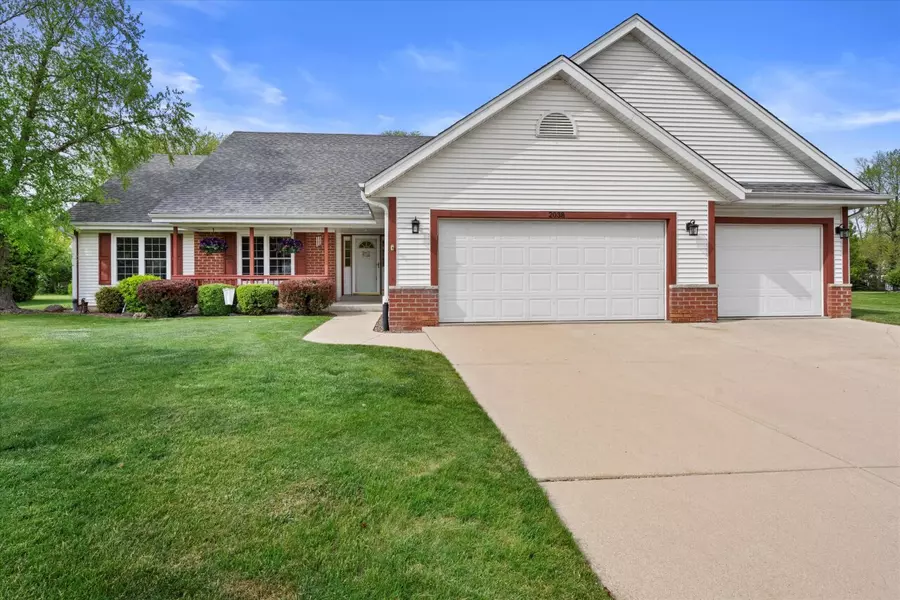 2038 W Hope Ln, Oak Creek, WI 53154