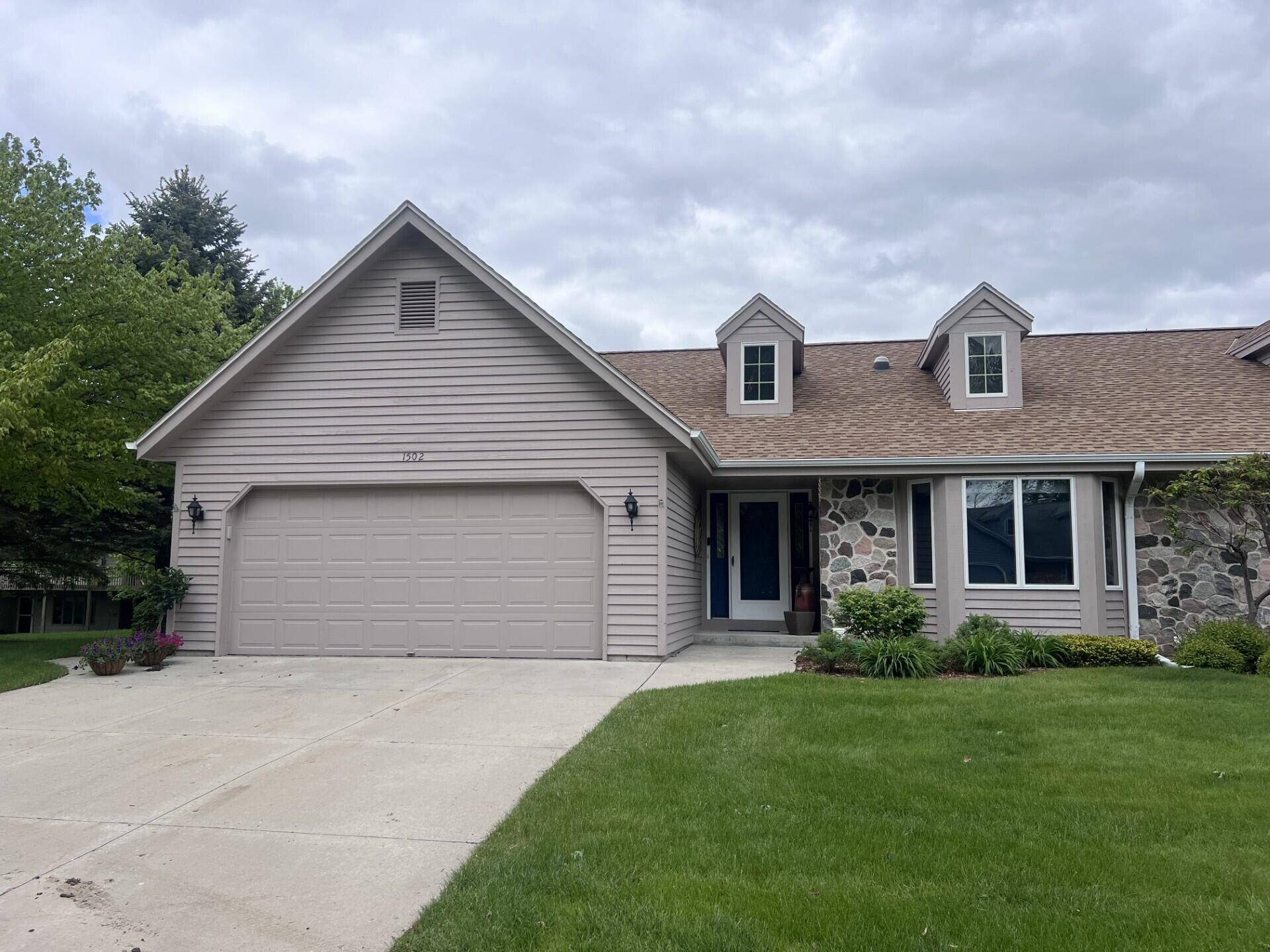 1502 Ridgewood Dr Unit D-7, West Bend, WI 53095