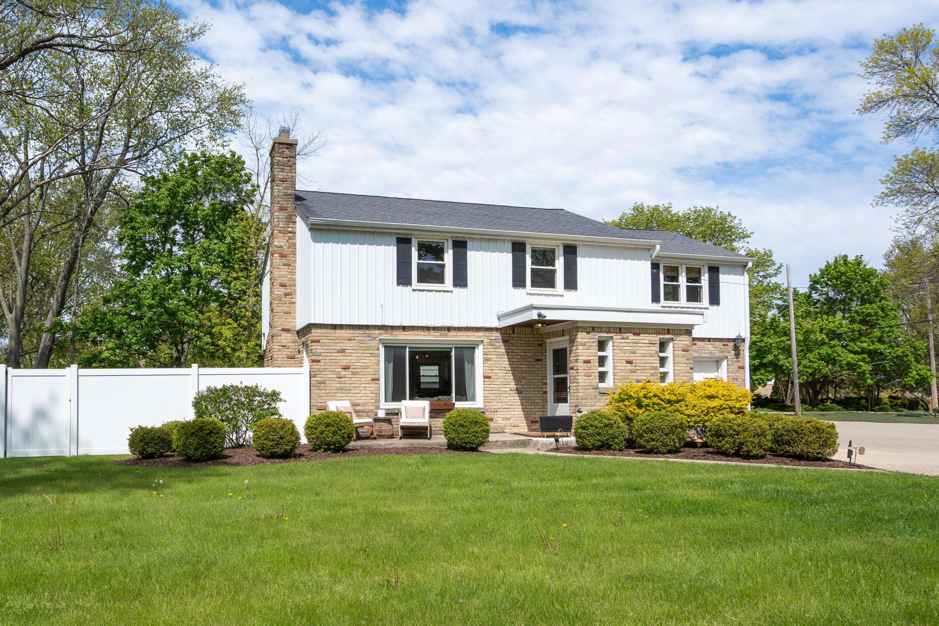 6935 N Yates Rd, Fox Point, WI 53217