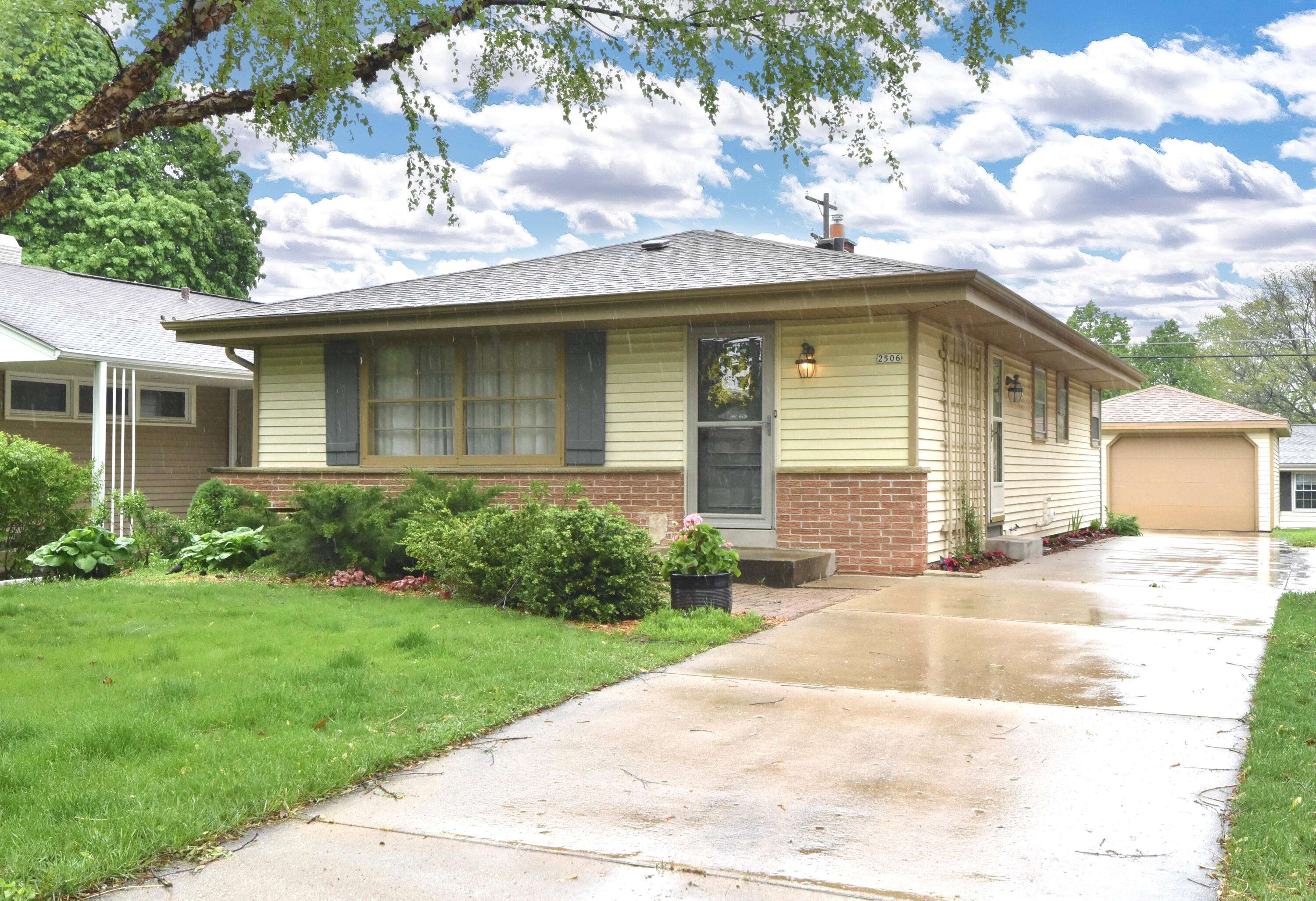 2506 N 116th St, Wauwatosa, WI 53226
