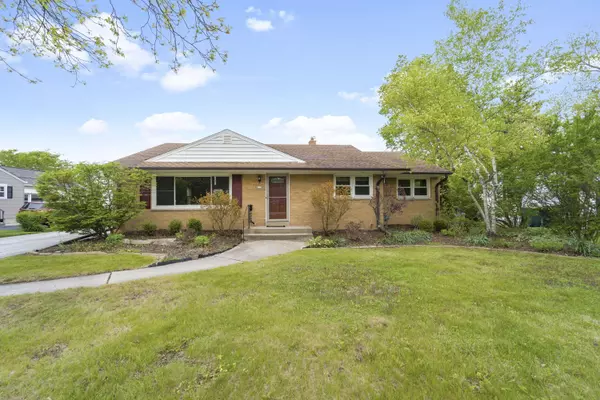 213 Vernon Ave, Thiensville, WI 53092