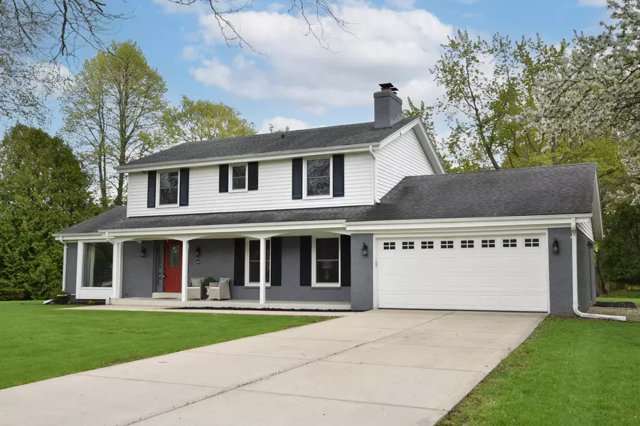 1429 W River Oaks Ln, Mequon, WI 53092