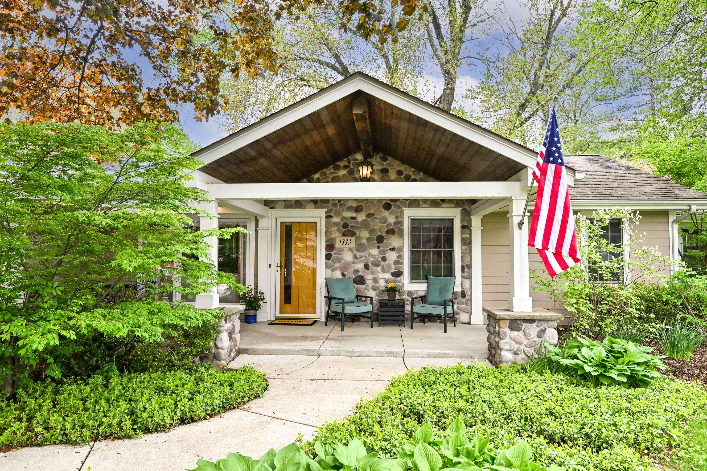 1333 N 120th St, Wauwatosa, WI 53226