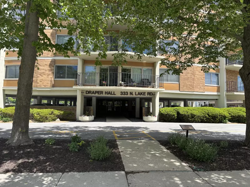 333 N Lake Rd Unit 406, Oconomowoc, WI 53066