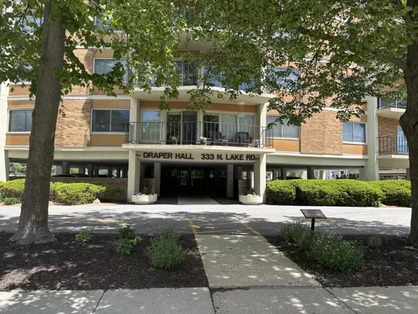 Oconomowoc, WI 53066,333 N Lake Rd Unit 406