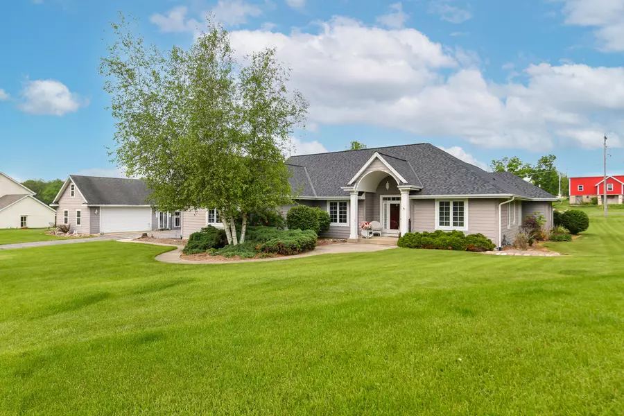 5126 Plateau Ct, Waterford, WI 53185