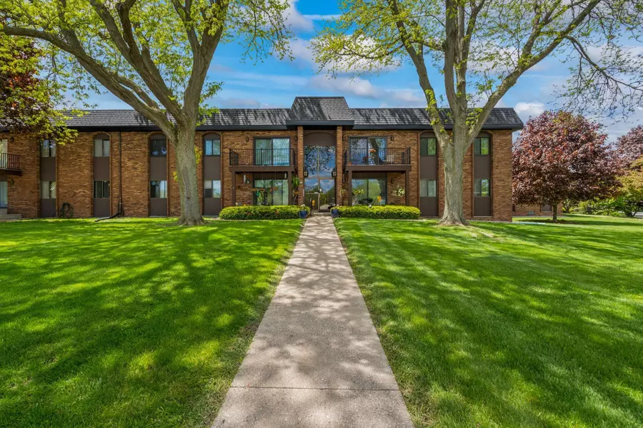5165 S Root River Pkwy, Greenfield, WI 53228