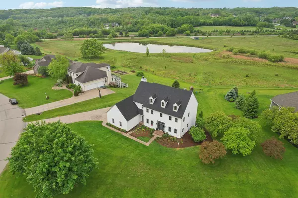 W282N4291 Somerset Ln,  Delafield,  WI 53072