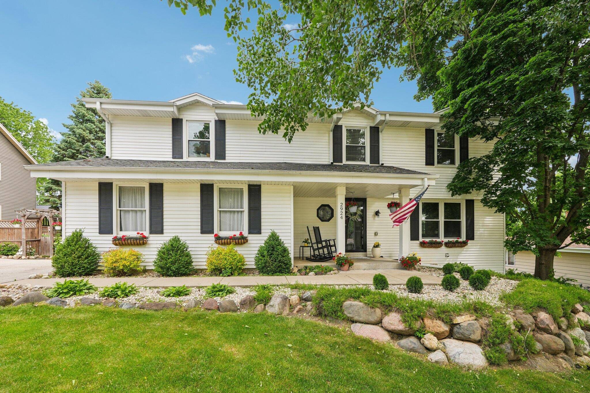 2924 Minot Ln, Waukesha, WI 53188