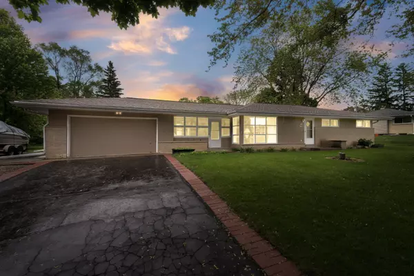 W215N5580 Kenmore Dr, Menomonee Falls, WI 53051