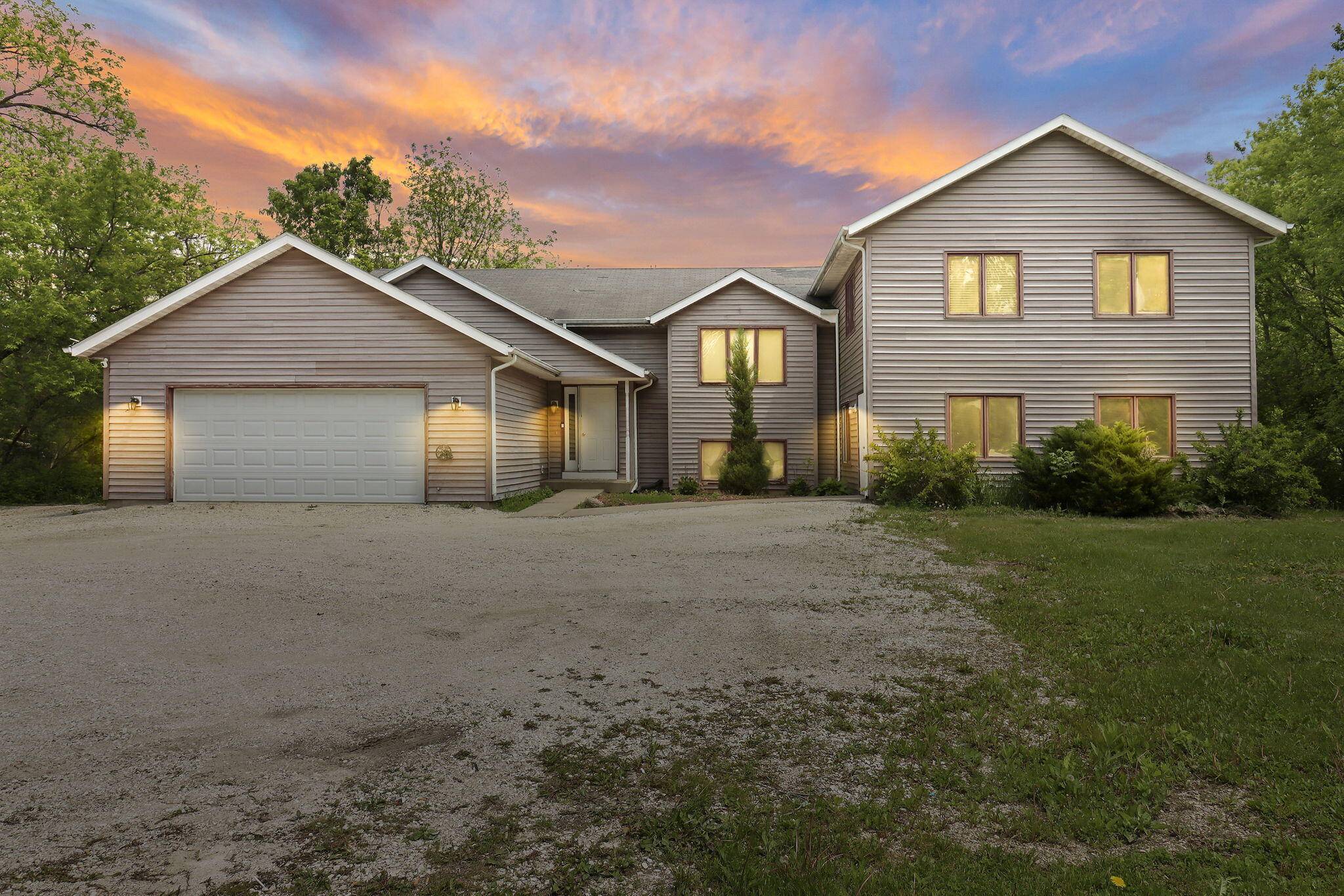 W219S7712 Crowbar Dr, Muskego, WI 53150