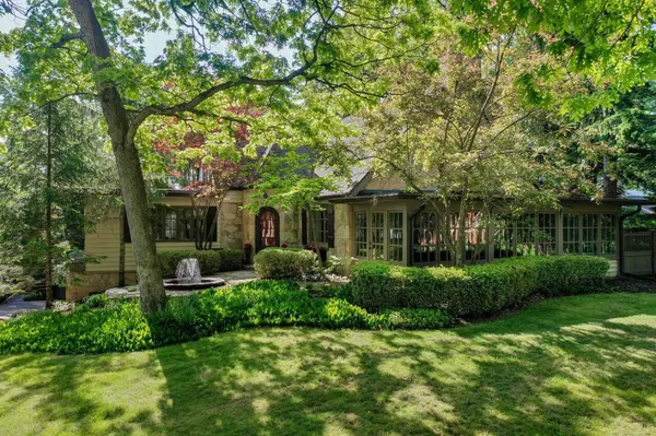 933 Juneau Dr, Fontana, WI 53125