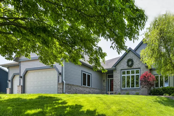 S38W22275 Arlo Dr, Waukesha, WI 53189