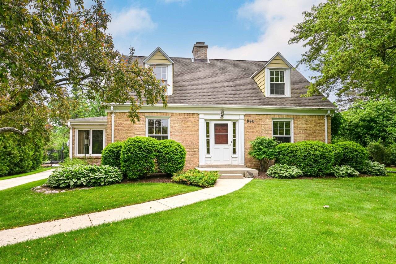 855 E Spooner Rd, Fox Point, WI 53217