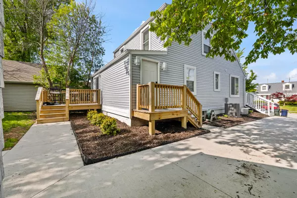 1514 S 96th St, West Allis, WI 53214
