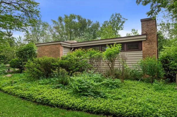 Fox Point, WI 53217,8325 N Regent Rd