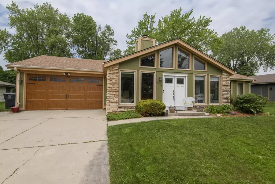 7046 W Evans Dr, Franklin, WI 53132