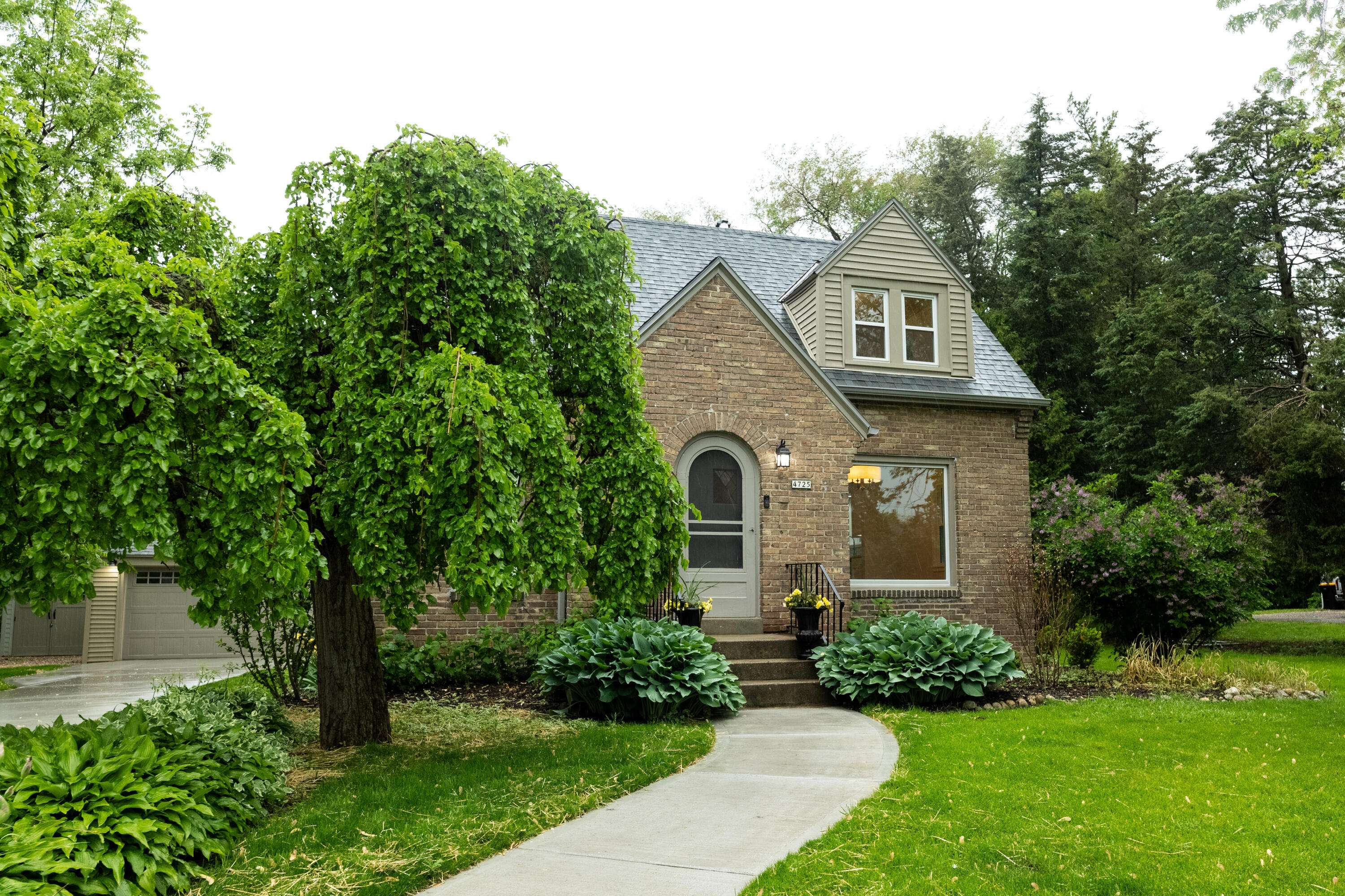 4725 N 103rd St, Wauwatosa, WI 53225
