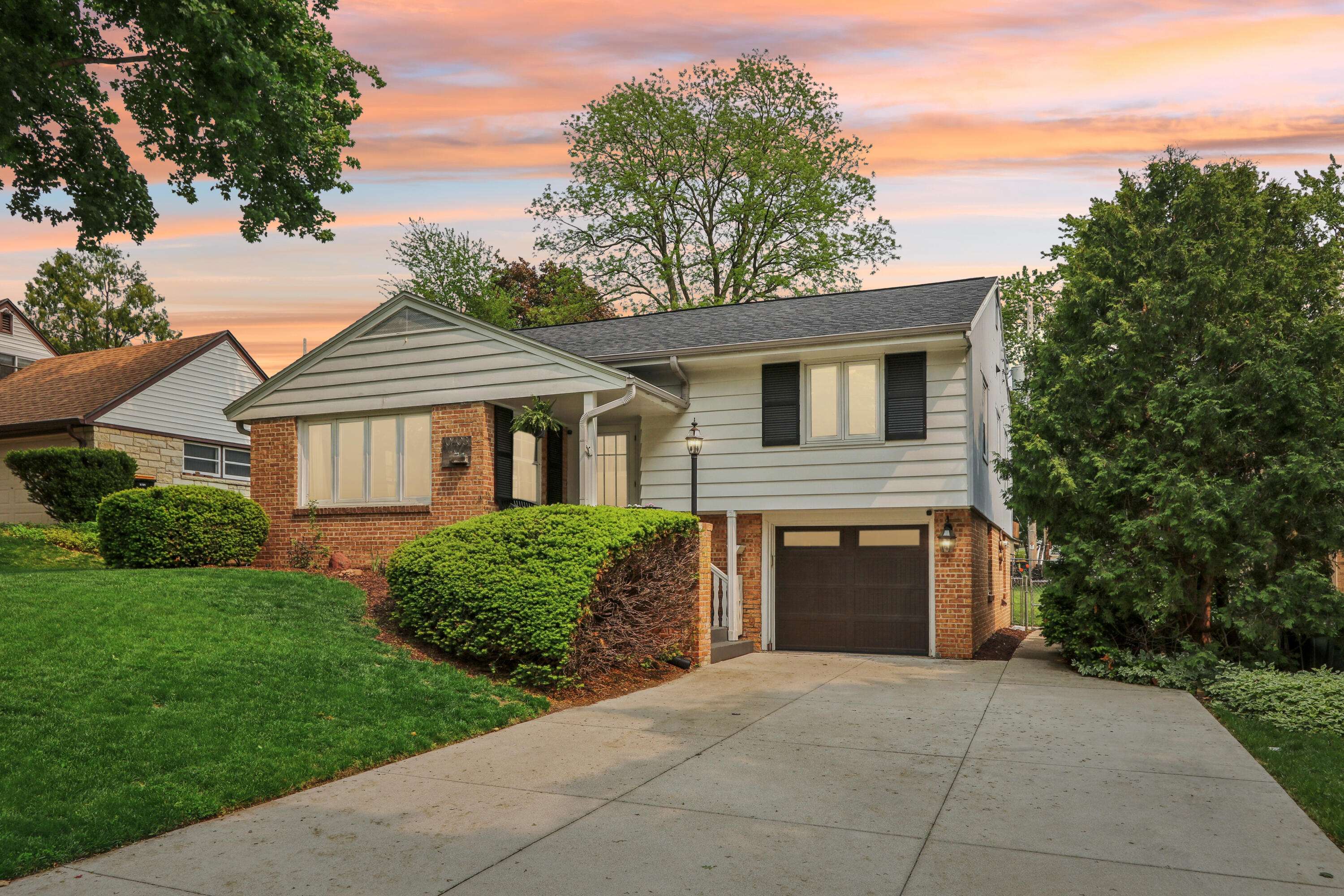 10403 W Hillside Ave, Wauwatosa, WI 53222